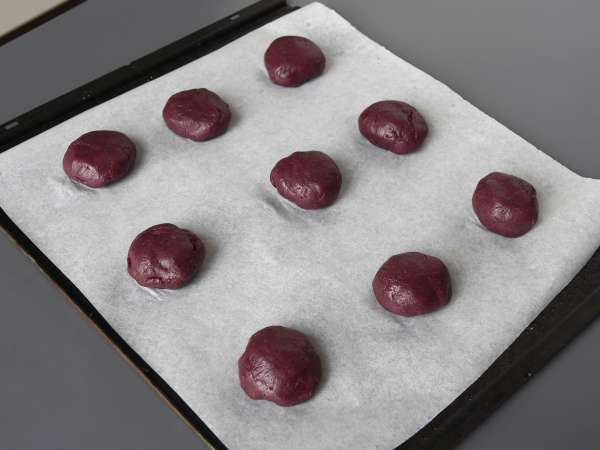 Mochi cookie con ube dal cuore morbido: ricetta facile e irresistibile - Preparazione tappa 10