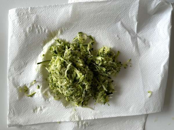 Torta umida pistacchio, lime e zucchine: soffice e profumata - Preparazione tappa 1