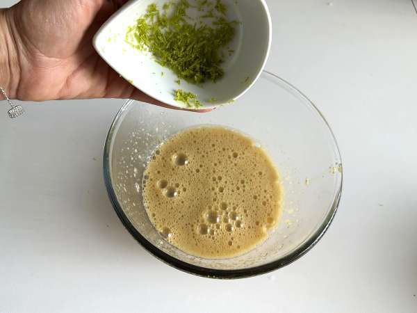 Torta umida pistacchio, lime e zucchine: soffice e profumata - Preparazione tappa 4