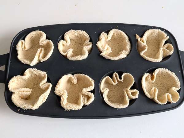 Cestini di pancarré con mozzarella, pomodorini e olive nere - Preparazione tappa 4