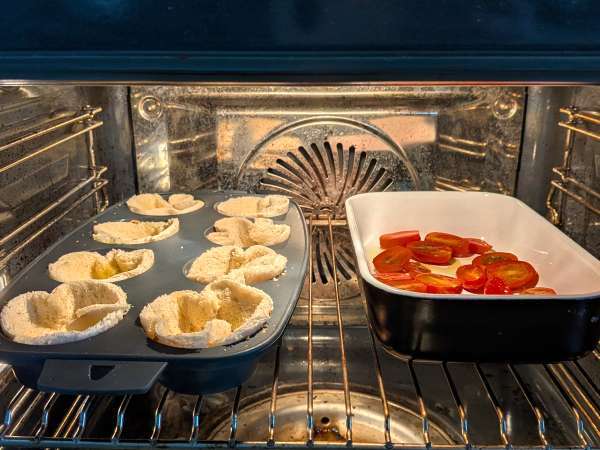 Cestini di pancarré con mozzarella, pomodorini e olive nere - Preparazione tappa 5