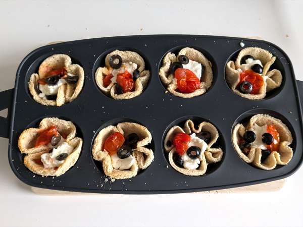 Cestini di pancarré con mozzarella, pomodorini e olive nere - Preparazione tappa 6