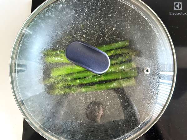 Bruschette con ricotta, asparagi e limone: ricetta veloce e primaverile - Preparazione tappa 2