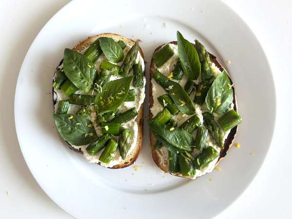 Bruschette con ricotta, asparagi e limone: ricetta veloce e primaverile - Preparazione tappa 6