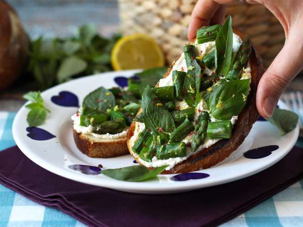 Bruschette con ricotta, asparagi e limone: ricetta veloce e primaverile - Preparazione tappa 7