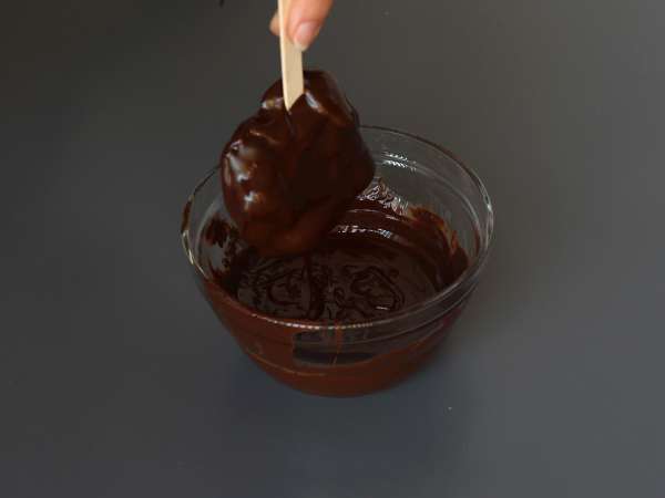 Gelati allo skyr con lamponi e cioccolato: ricetta sana e facile senza zucchero raffinato - Preparazione tappa 4