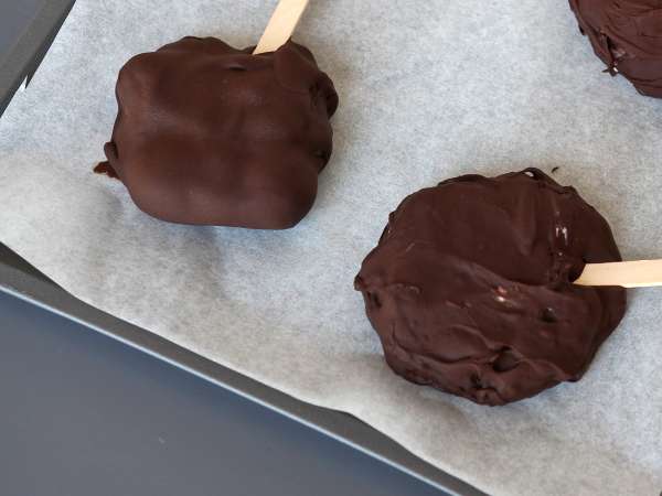 Gelati allo skyr con lamponi e cioccolato: ricetta sana e facile senza zucchero raffinato - Preparazione tappa 5