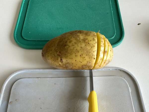Patate hasselback in friggitrice ad aria: croccanti e facili - Preparazione tappa 1