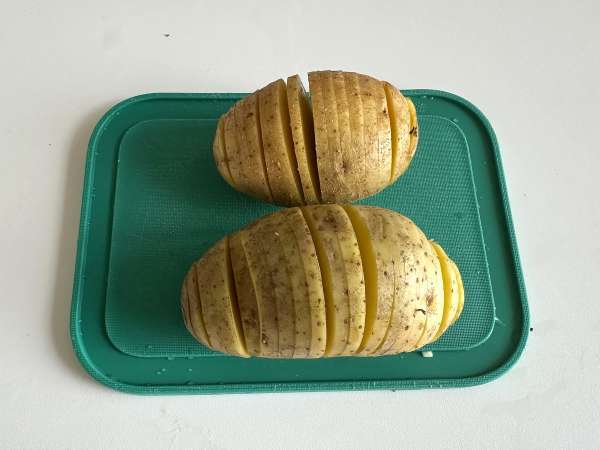 Patate hasselback in friggitrice ad aria: croccanti e facili - Preparazione tappa 2