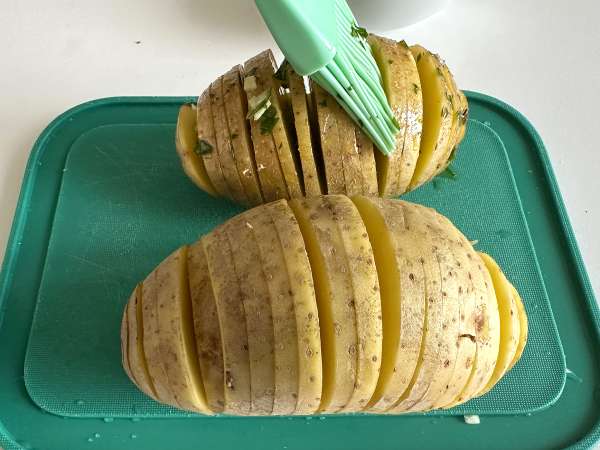 Patate hasselback in friggitrice ad aria: croccanti e facili - Preparazione tappa 4