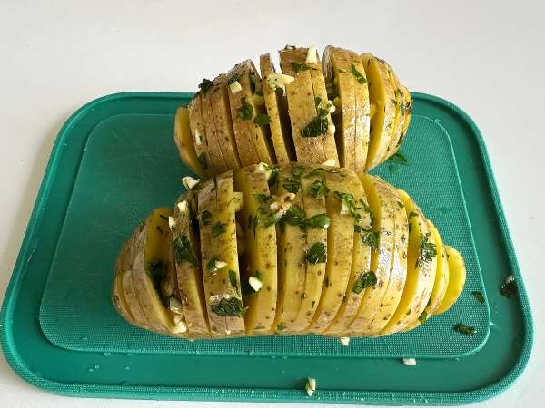 Patate hasselback in friggitrice ad aria: croccanti e facili - Preparazione tappa 5