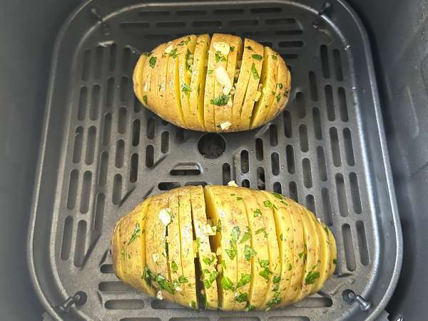 Patate hasselback in friggitrice ad aria: croccanti e facili - Preparazione tappa 6