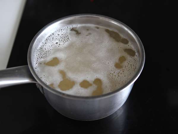 Insalata di orzo con salmone e zucchine: ricetta facile, leggera e nutriente - Preparazione tappa 1