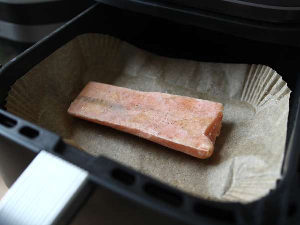 Insalata di orzo con salmone e zucchine: ricetta facile, leggera e nutriente - Preparazione tappa 2