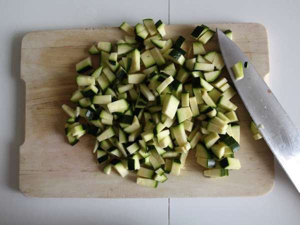 Insalata di orzo con salmone e zucchine: ricetta facile, leggera e nutriente - Preparazione tappa 3