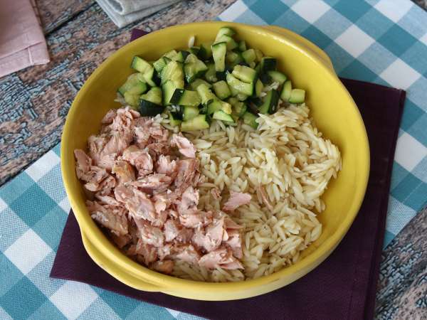 Insalata di orzo con salmone e zucchine: ricetta facile, leggera e nutriente - Preparazione tappa 7
