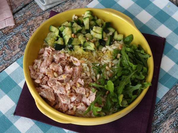 Insalata di orzo con salmone e zucchine: ricetta facile, leggera e nutriente - Preparazione tappa 8