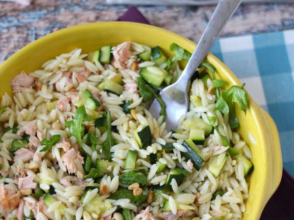 Insalata di orzo con salmone e zucchine: ricetta facile, leggera e nutriente - Preparazione tappa 9
