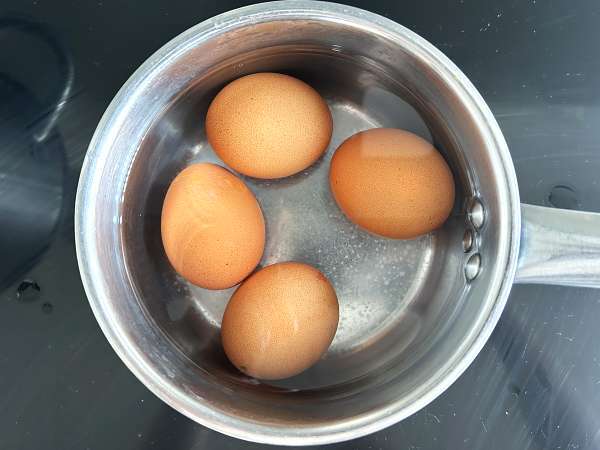 Uova croccanti alla feta: ricetta facile, veloce e virale - Preparazione tappa 1