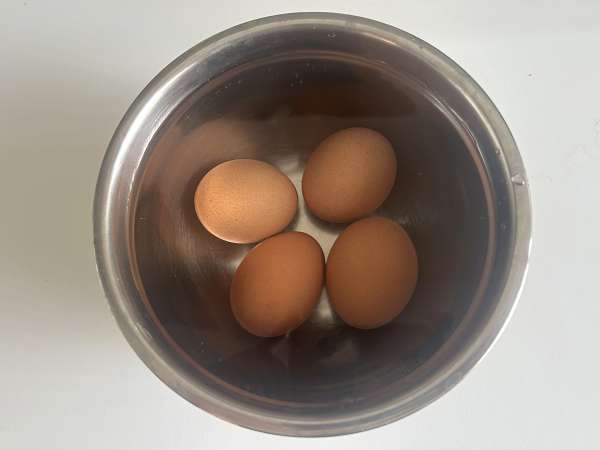 Uova croccanti alla feta: ricetta facile, veloce e virale - Preparazione tappa 2