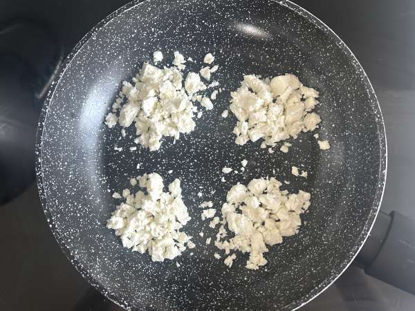 Uova croccanti alla feta: ricetta facile, veloce e virale - Preparazione tappa 4