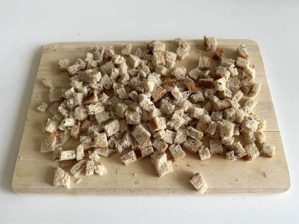 Crostini di pane nella friggitrice ad aria croccanti e veloci: ricetta facile - Preparazione tappa 1