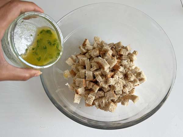 Crostini di pane nella friggitrice ad aria croccanti e veloci: ricetta facile - Preparazione tappa 5