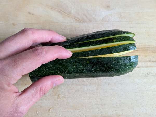 Carbonara di zucchine: la ricetta vegetariana e facilissima da preparare - Preparazione tappa 1