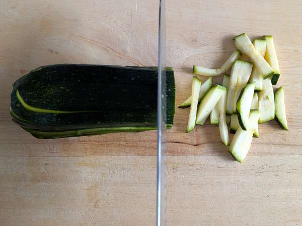 Carbonara di zucchine: la ricetta vegetariana e facilissima da preparare - Preparazione tappa 2