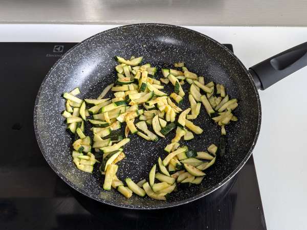 Carbonara di zucchine: la ricetta vegetariana e facilissima da preparare - Preparazione tappa 3