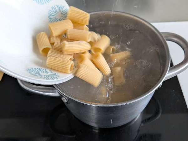 Carbonara di zucchine: la ricetta vegetariana e facilissima da preparare - Preparazione tappa 4