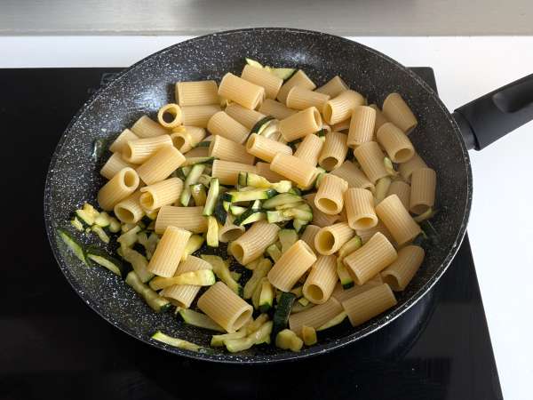 Carbonara di zucchine: la ricetta vegetariana e facilissima da preparare - Preparazione tappa 7
