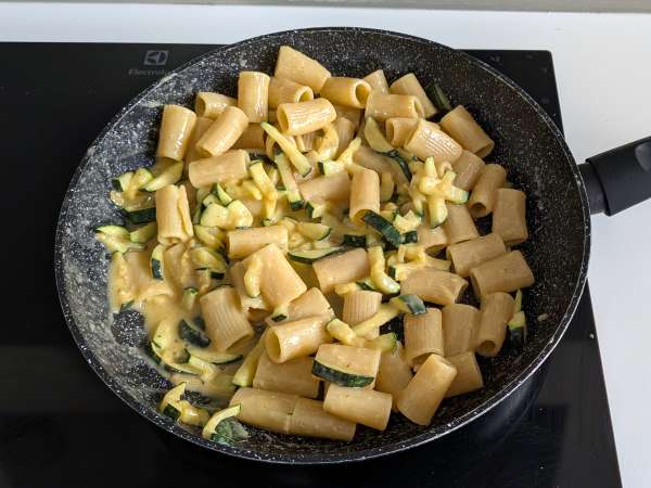 Carbonara di zucchine: la ricetta vegetariana e facilissima da preparare - Preparazione tappa 9
