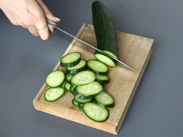 Insalata di cetrioli piccante con arachidi croccanti e semi di sesamo - Preparazione tappa 1
