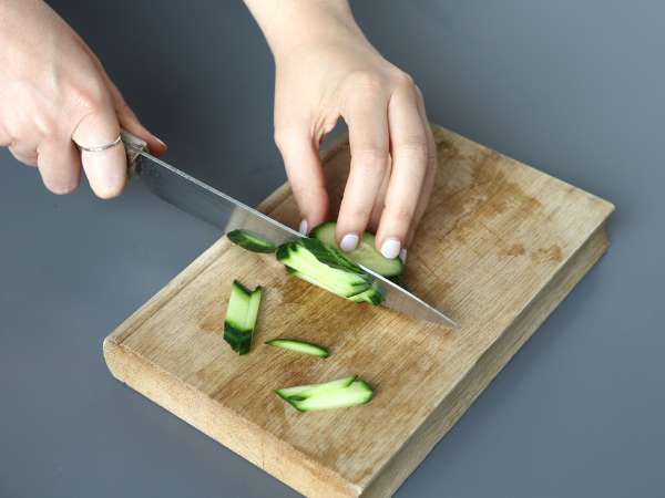 Insalata di cetrioli piccante con arachidi croccanti e semi di sesamo - Preparazione tappa 2