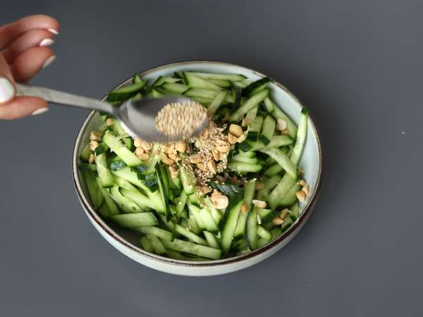 Insalata di cetrioli piccante con arachidi croccanti e semi di sesamo - Preparazione tappa 3
