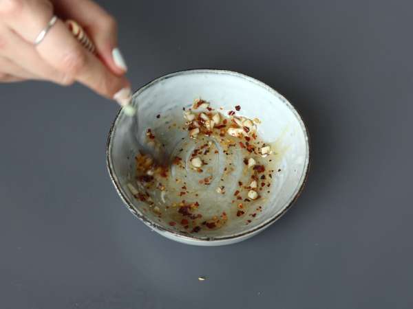 Insalata di cetrioli piccante con arachidi croccanti e semi di sesamo - Preparazione tappa 6