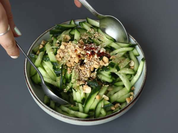 Insalata di cetrioli piccante con arachidi croccanti e semi di sesamo - Preparazione tappa 8