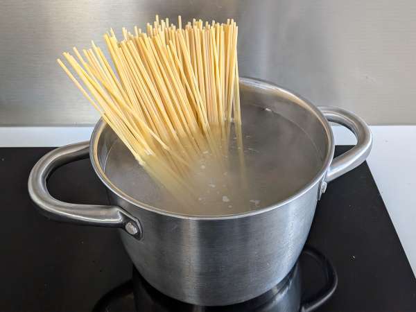 Pasta con crema di melanzane e pomodorini: ricetta semplice e sfiziosa - Preparazione tappa 5