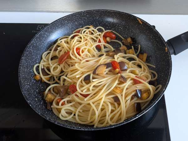 Pasta con crema di melanzane e pomodorini: ricetta semplice e sfiziosa - Preparazione tappa 7