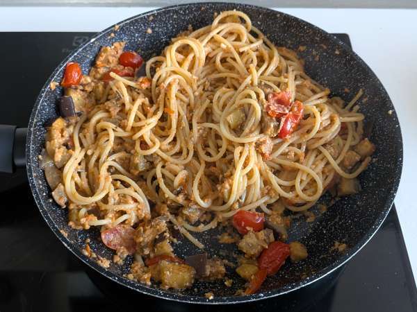 Pasta con crema di melanzane e pomodorini: ricetta semplice e sfiziosa - Preparazione tappa 8
