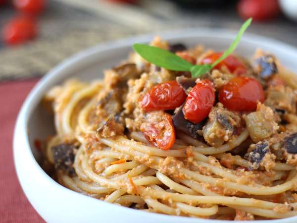 Pasta con crema di melanzane e pomodorini: ricetta semplice e sfiziosa - Preparazione tappa 9