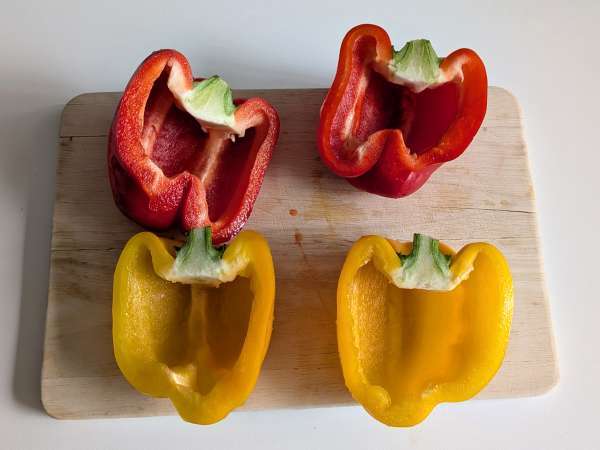 Peperoni ripieni vegetariani al forno: la ricetta facile e saporita con verdure e mozzarella - Preparazione tappa 1