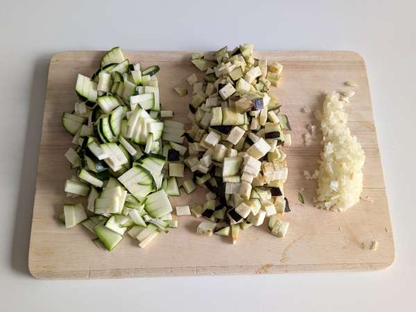 Peperoni ripieni vegetariani al forno: la ricetta facile e saporita con verdure e mozzarella - Preparazione tappa 2