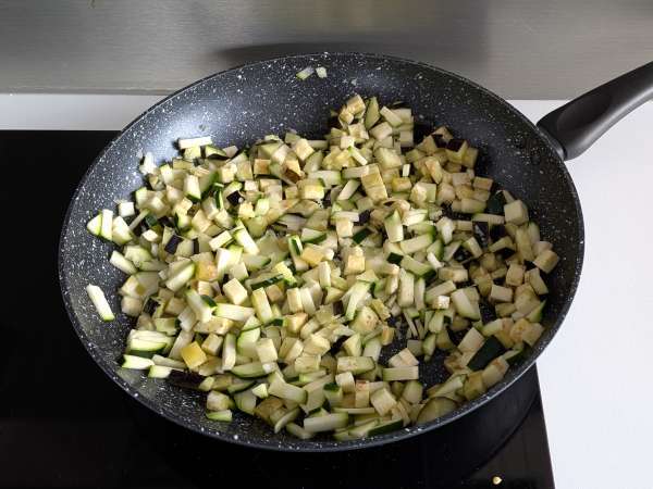 Peperoni ripieni vegetariani al forno: la ricetta facile e saporita con verdure e mozzarella - Preparazione tappa 3