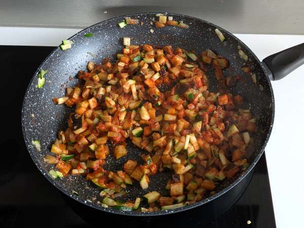 Peperoni ripieni vegetariani al forno: la ricetta facile e saporita con verdure e mozzarella - Preparazione tappa 4
