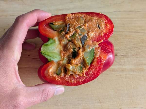 Peperoni ripieni vegetariani al forno: la ricetta facile e saporita con verdure e mozzarella - Preparazione tappa 6