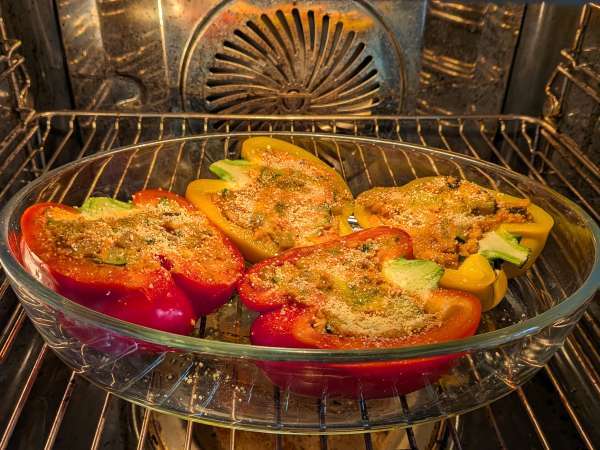 Peperoni ripieni vegetariani al forno: la ricetta facile e saporita con verdure e mozzarella - Preparazione tappa 8