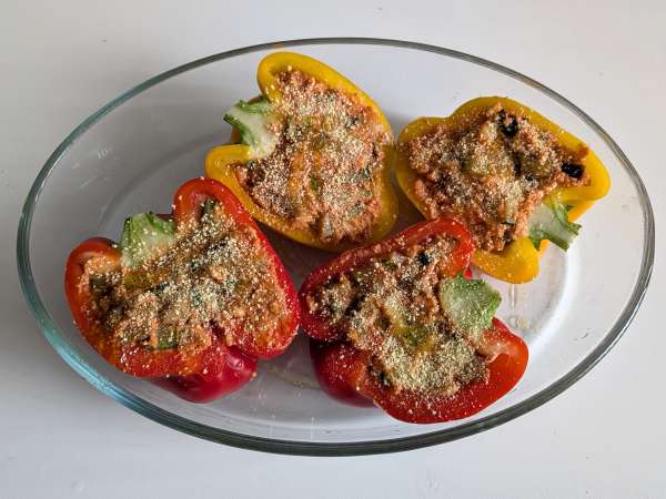 Peperoni ripieni vegetariani al forno: la ricetta facile e saporita con verdure e mozzarella - Preparazione tappa 7