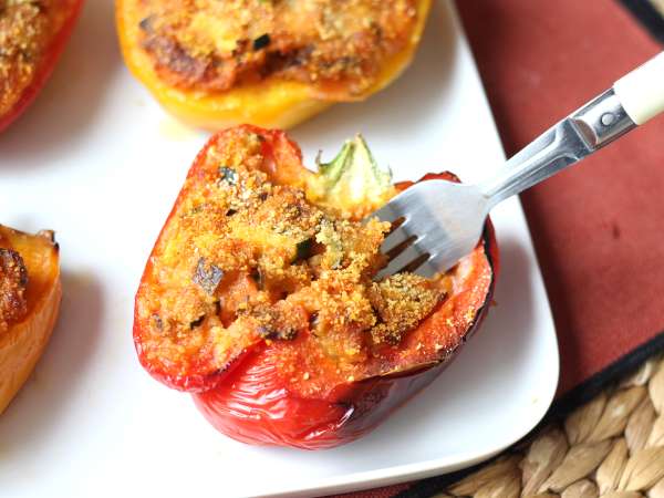 Peperoni ripieni vegetariani al forno: la ricetta facile e saporita con verdure e mozzarella - Preparazione tappa 9